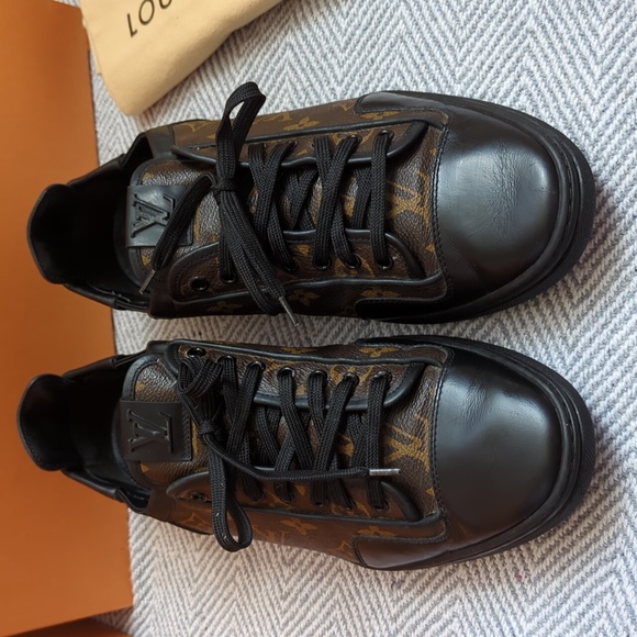 LOUIS VUITTON MONOGRAM SLALOM SNEAKERS - Picture 4 of 16